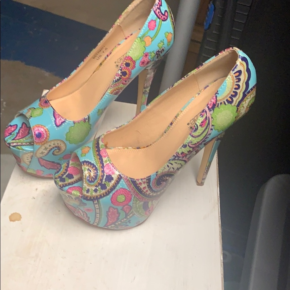 Shoe dazzle 7.5 heals worn once